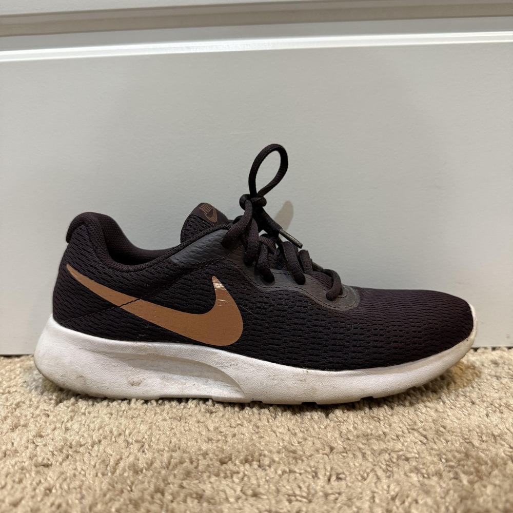 Nike Tanjun Shoes Womens Size 7 Running 812655-601‎ Sneaker Bronze Swoosh